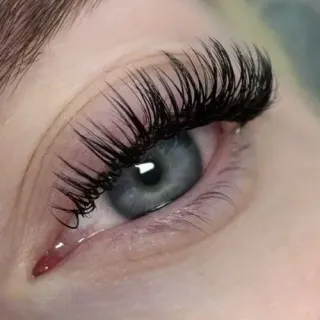 آموزش و انجام کاشت و اکستنشن مژه و ابرو سحر